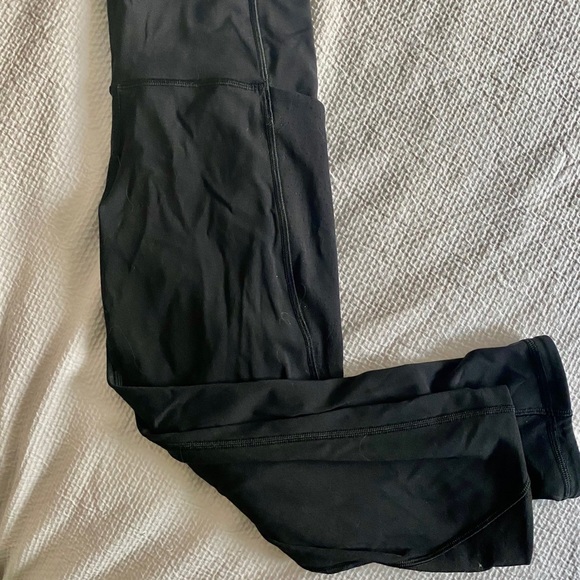 Lululemon crops with pocket 🍋 - Picture 3 of 4